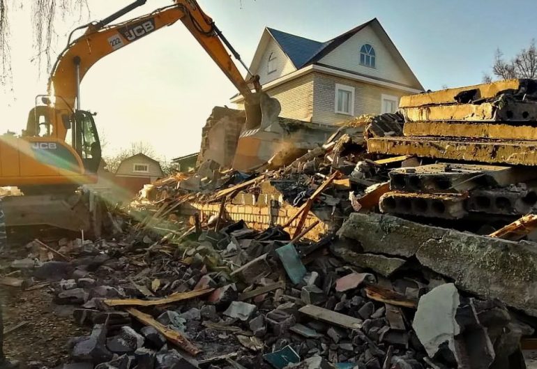 Соседский дом заслонил солнце: когда нарушение отступов при строительстве грозит реальным сносом в 2026 году